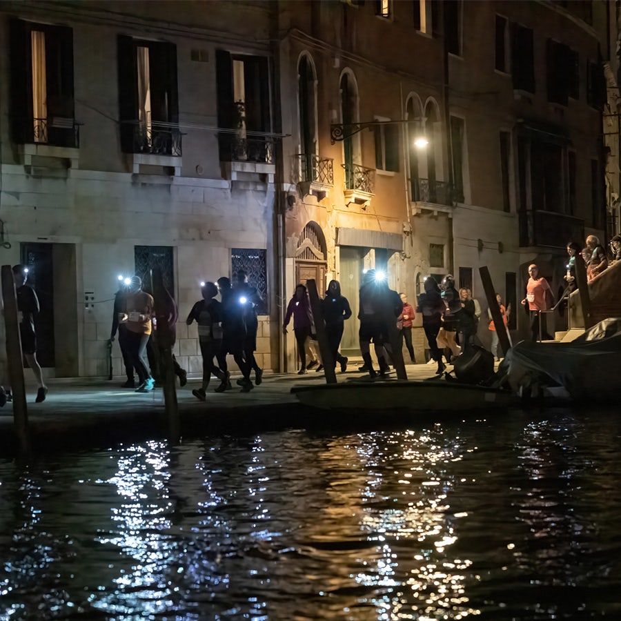 Runner in notturna alla Venice Night Trail Vista notturna runners Venice Night Trail