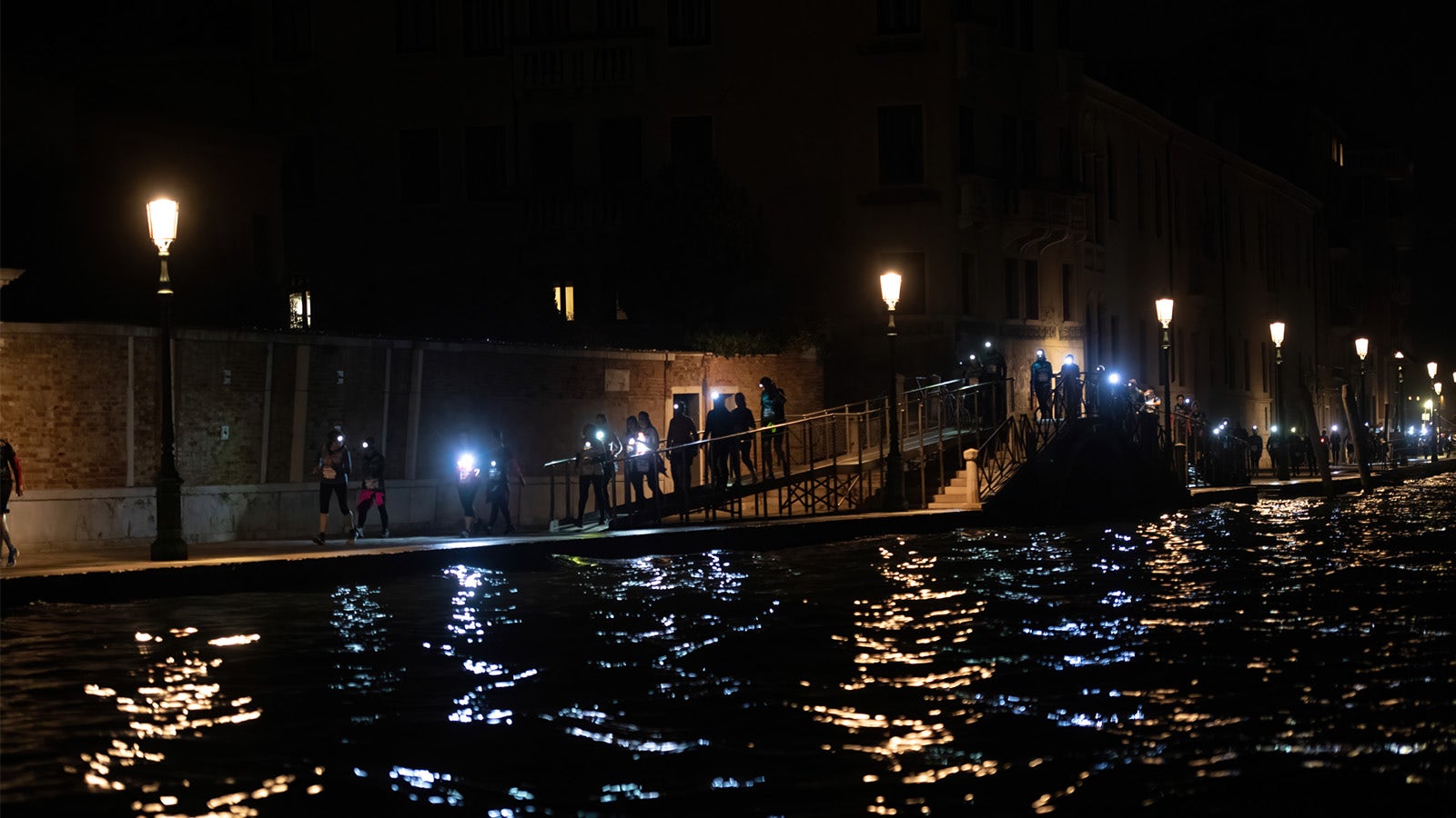 Corridori in notturna alla CMP Venice Night Trail Corsa di notte a Venezia con CMP